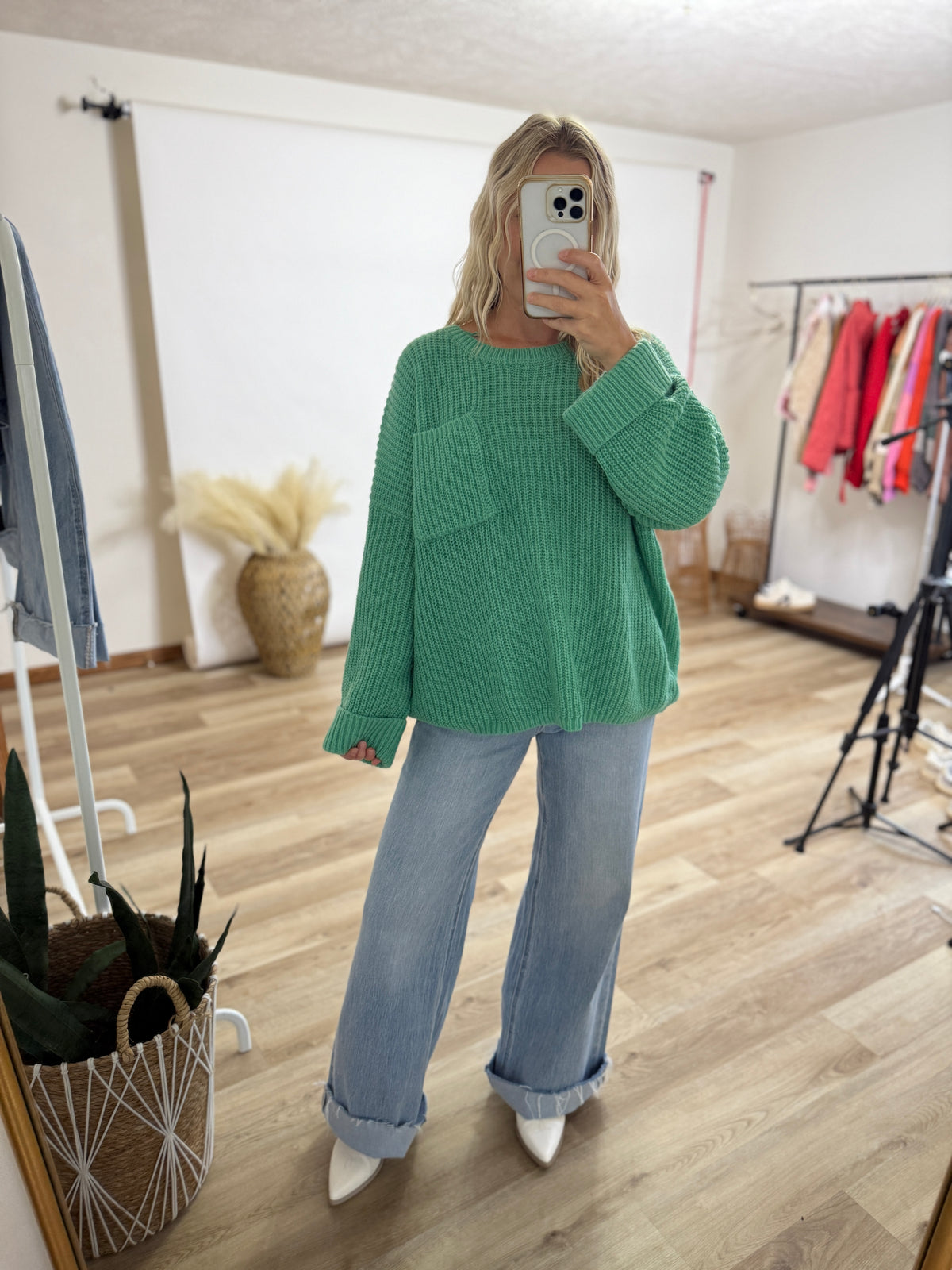 Green pocket sweater with cuffs. Oversized fit. Perfect for fall and winter. 