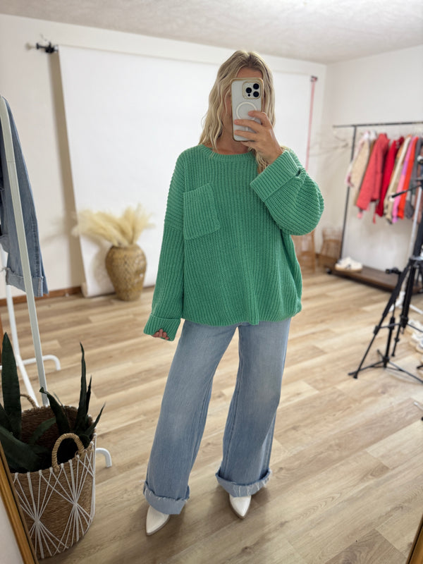 Green pocket sweater with cuffs. Oversized fit. Perfect for fall and winter. 