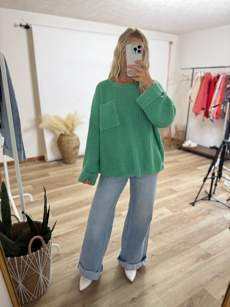 Green pocket sweater with cuffs. Oversized fit. Perfect for fall and winter. 