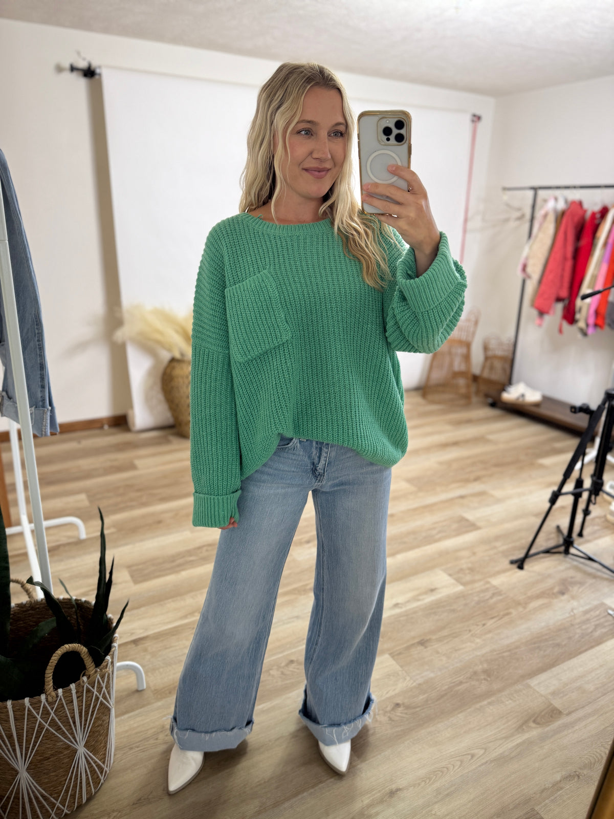 Green pocket sweater with cuffs. Oversized fit. Perfect for fall and winter. 